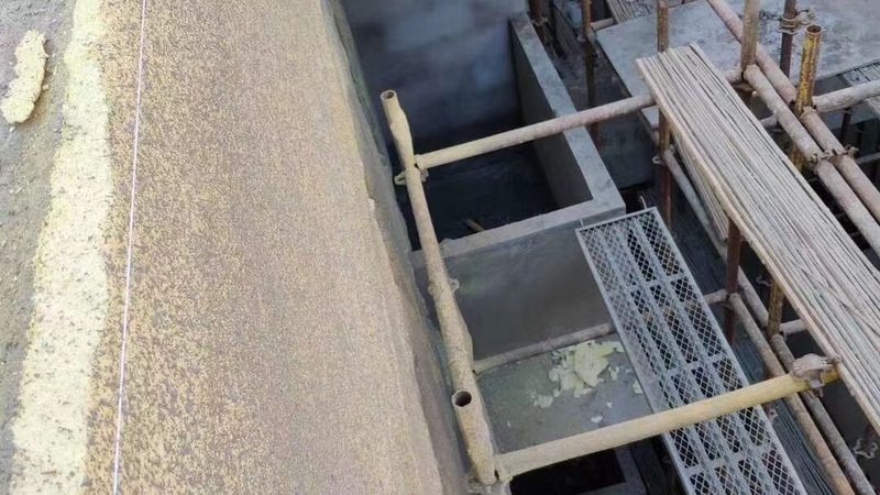 在选择地下室保温隔热材料时，需要关注以下关键性能指标：
